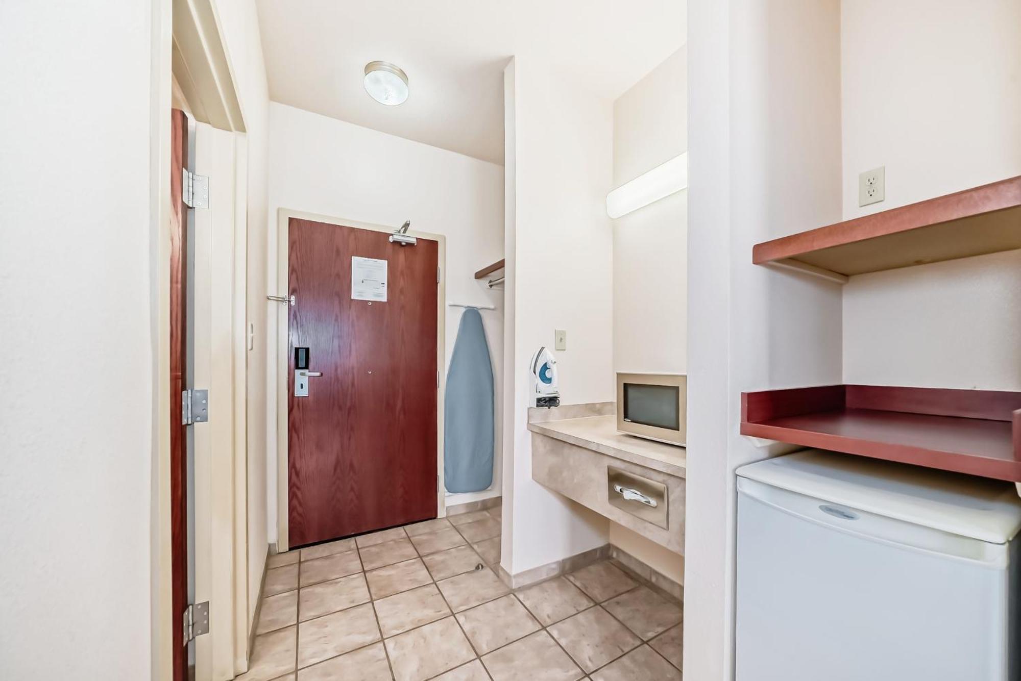 Grande Cache Inn & Suites Экстерьер фото