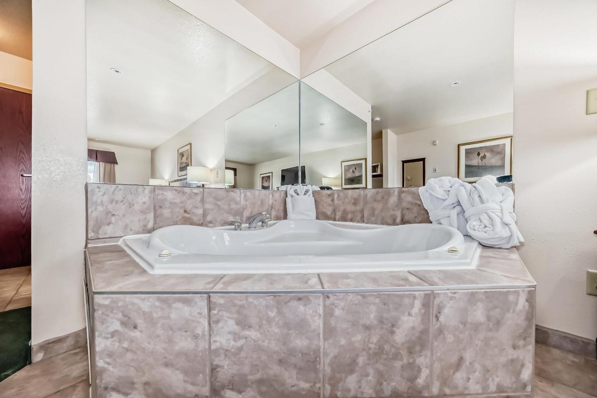 Grande Cache Inn & Suites Экстерьер фото